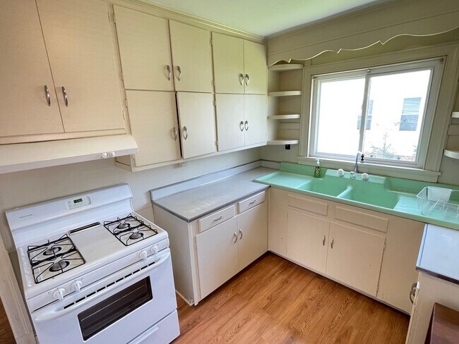 Foto del edificio - Lawrenceville Home with Lots of Charm and Space