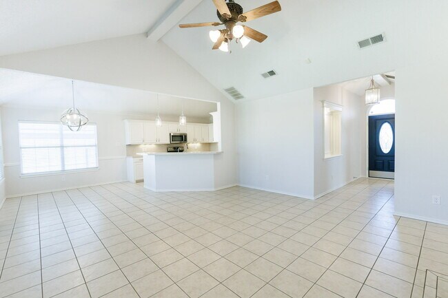 Foto del edificio - Beautiful & Bright 3-bed, 2-bath!