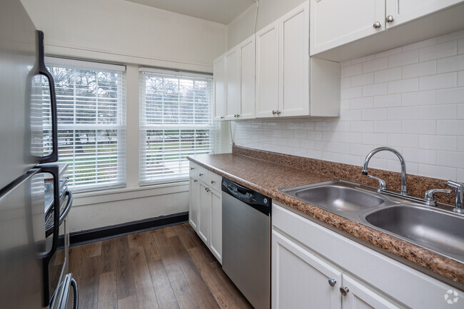 1BR, 1BA - 900SF - Kitchen - Blackstone Apartments