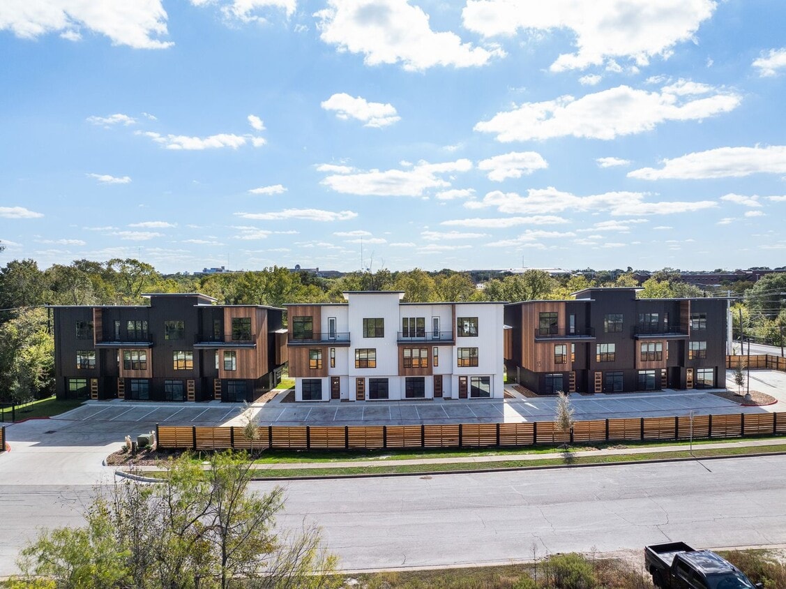 BRAND NEW 4 Bed/4 Bath Townhome Available for August Pre-Lease! - BRAND NEW 4 Bed/4 Bath Townhome Available for August Pre-Lease!