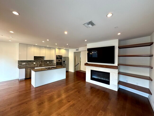 Building Photo - 144 S Hayworth Ave