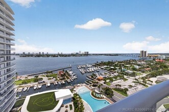 Building Photo - 220 Lake Shore Dr