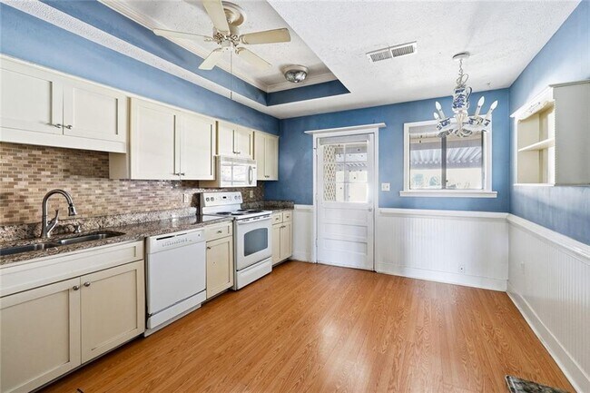 Building Photo - 813 Serramonte Dr