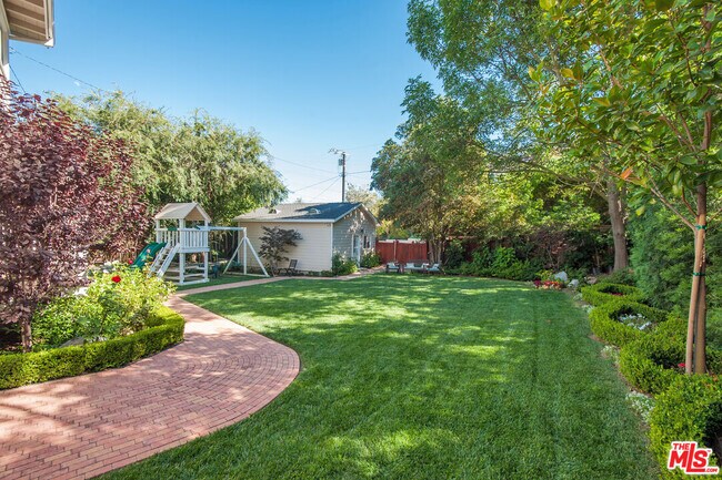 Building Photo - 7120 Pacific View Dr