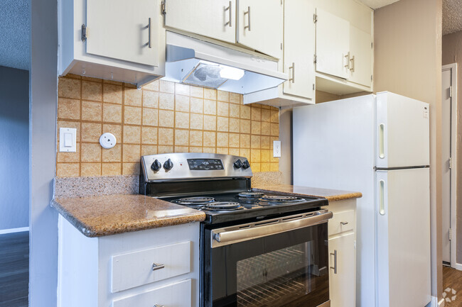 1BR, 1BA - 700SF - Kitchen - Warring Apartments