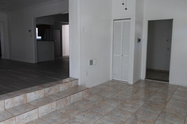 Foto del edificio - 311 Hollis Dr