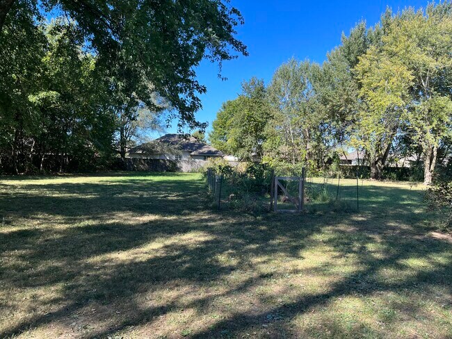 Building Photo - 830 W Oneal Rd