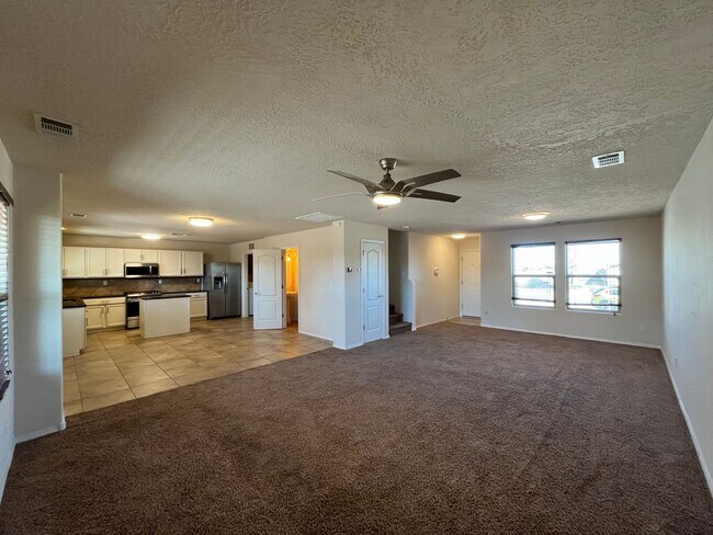 Foto del edificio - Roomy 3 Bedroom 2 Bathroom Home In Los Lunas!
