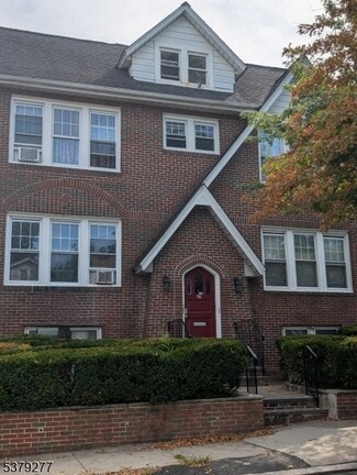 Building Photo - 96 Schofield St