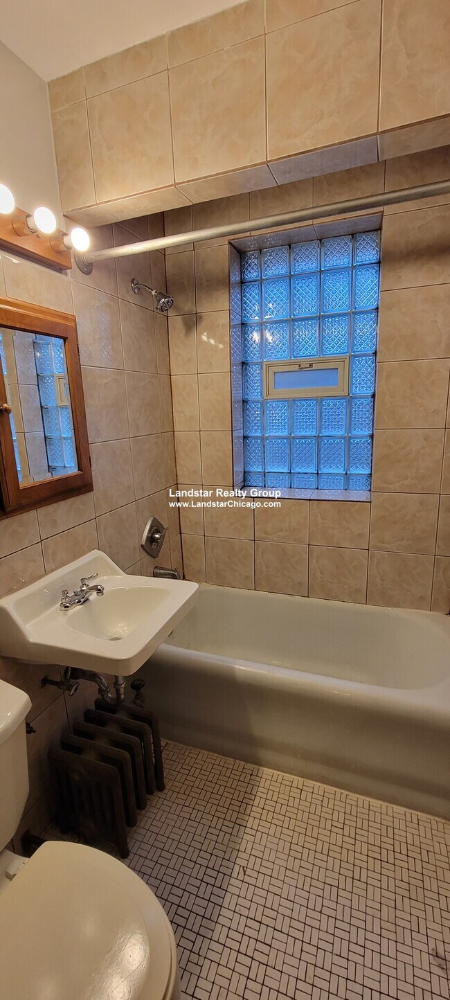 Building Photo - 846 W Montrose Ave