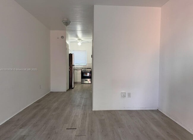 Foto del edificio - 7717 Byron Ave
