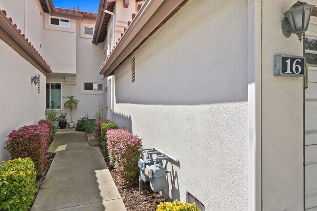 Building Photo - ***Open Showing Mon. 4/13/2026 @5pm-6pm!! Beautiful Orange County Condo! Must See