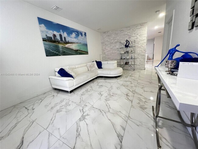 Foto del edificio - 748 NE 34th Ave