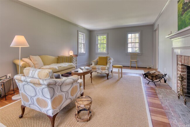 Foto del edificio - 825 Village Ln