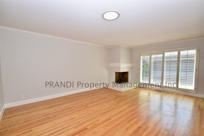 Building Photo - 136 Golden Hind Psge