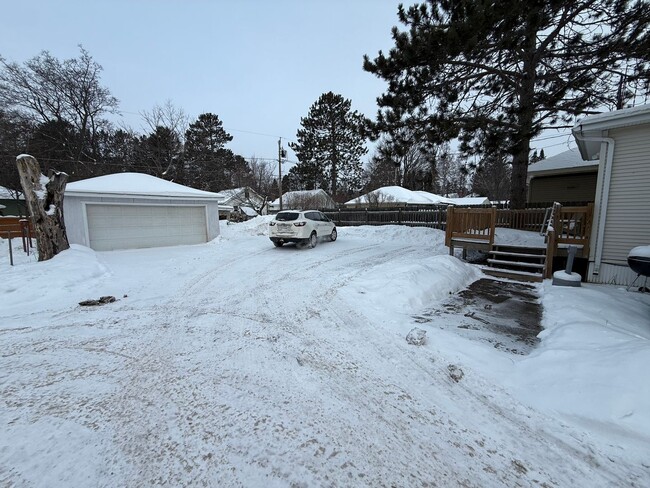 Building Photo - Duluth MN 6-Bedroom - 2-Bath - 2-Car Garage