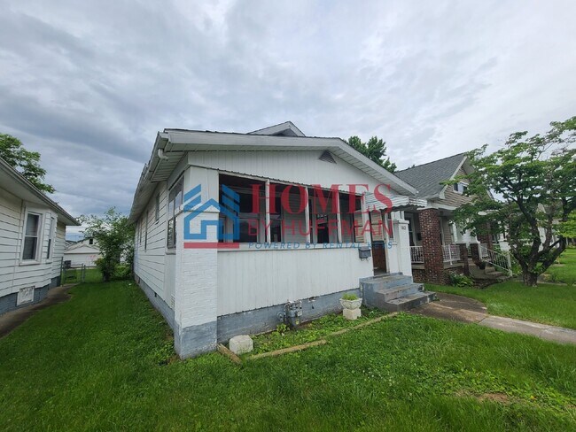 Building Photo - Two Bedroom House | Close to Garvin Park