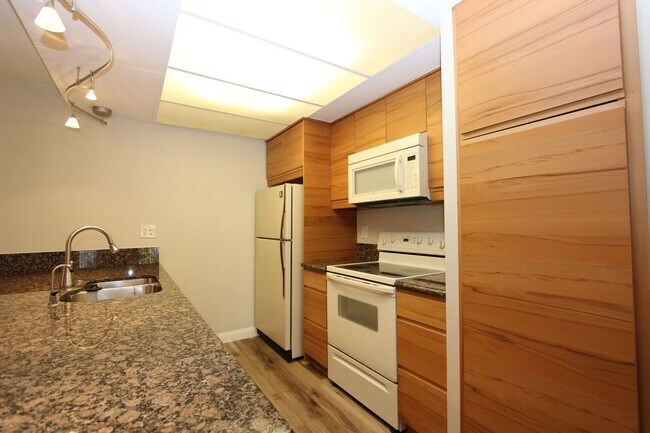 Building Photo - Light and bright 2 bedroom 2 bathroom cond...