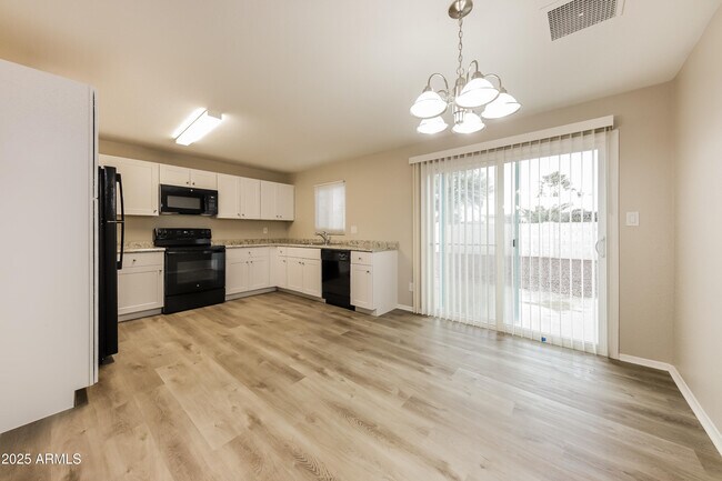 Foto del edificio - 15248 N 36th St