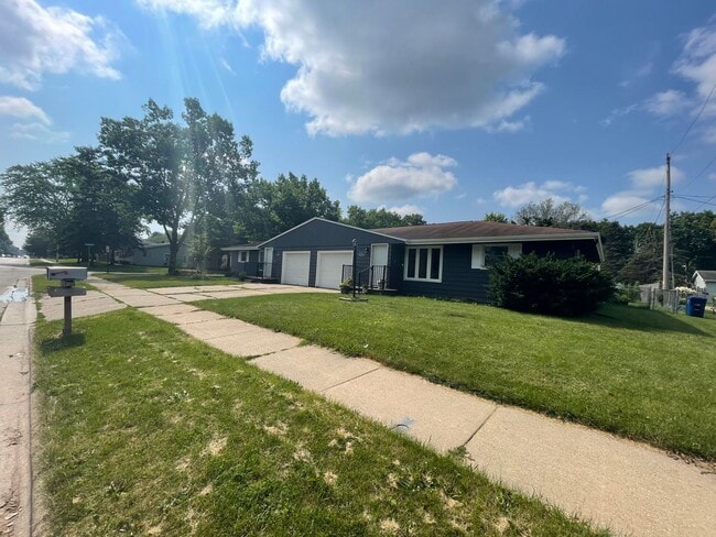 Building Photo - CENTRAL AIR! 2 Bed 1 Bath Ranch Duplex