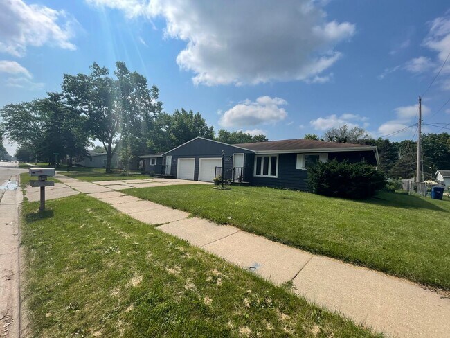 Foto del edificio - CENTRAL AIR! 2 Bed 1 Bath Ranch Duplex