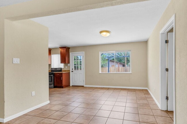 Building Photo - 936 N Revere St