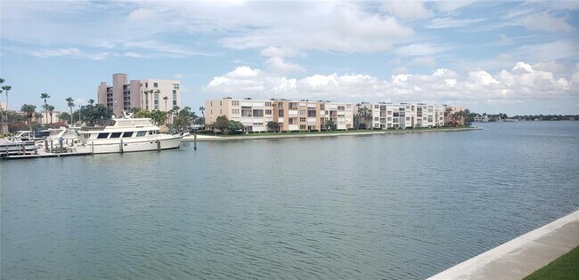 Foto del edificio - 7420 Bay Island Dr S