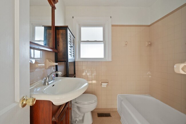 Foto del edificio - 2 Bed 1 Bath for Rent in Norfolk