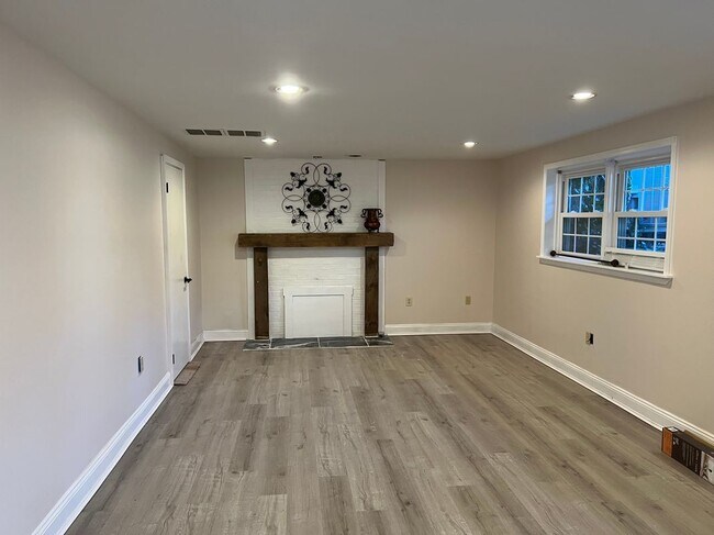 Foto del edificio - 8104 Broadview Dr