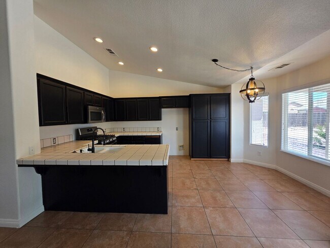 Foto del edificio - 4 bedroom 2 bathroom in NW Visalia!