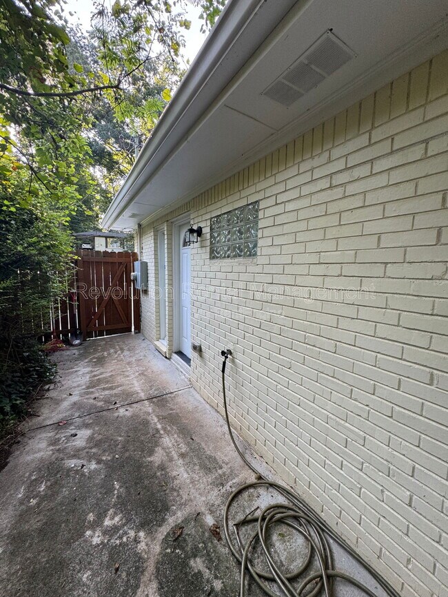 Building Photo - 1413 David Cir