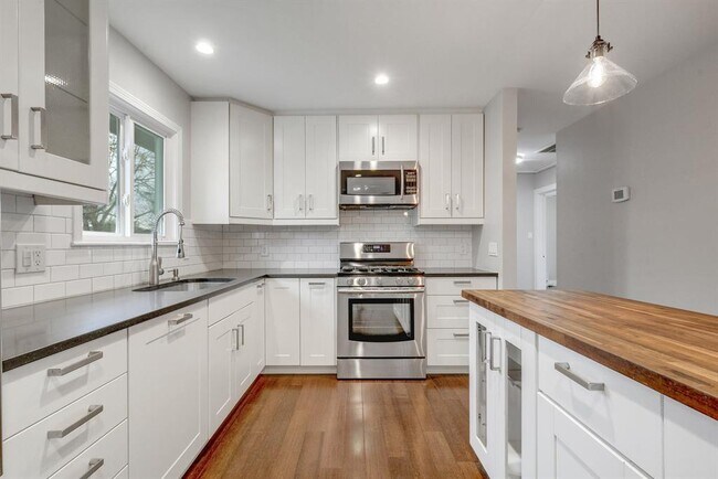 Building Photo - 1600 Ashberry Dr