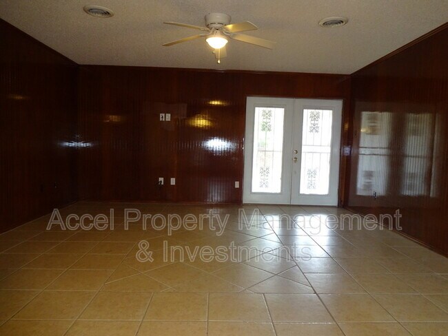 Building Photo - 404 W Gardenia Ave