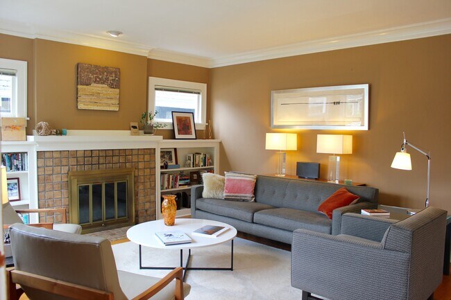 Building Photo - Beautiful Queen Anne Craftsman Home!