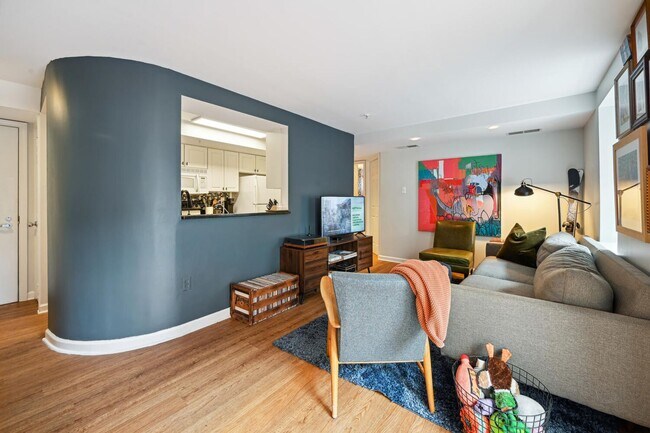 Foto del edificio - 1BR/1BA w/ Private Patio in DuPont Circle! Location, Location, Location!
