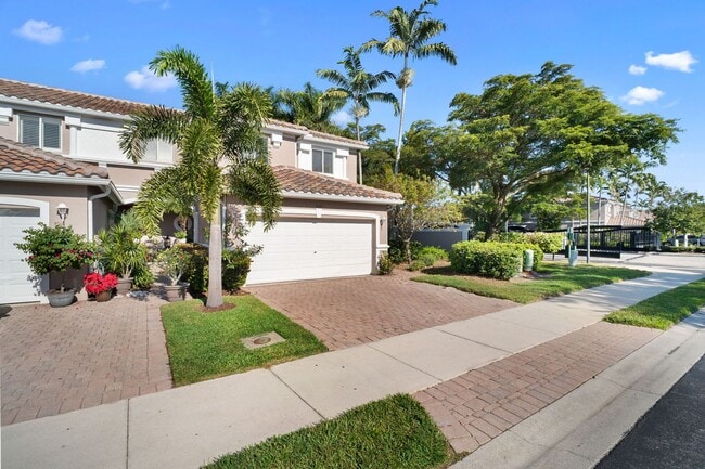 Building Photo - Beautiful Townhome 3beds 2 1/2 baths in Fort Myers ( gated community )