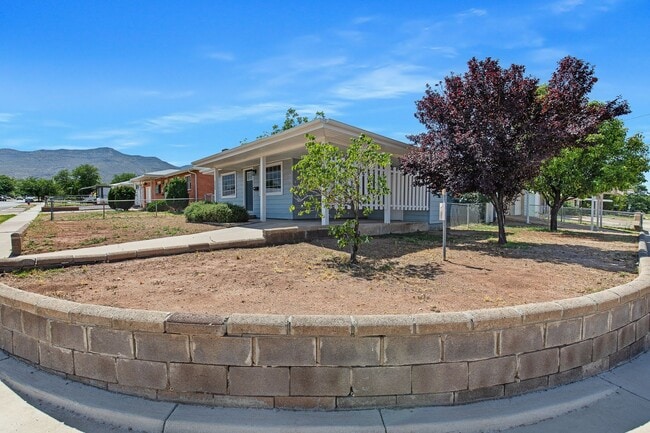Building Photo - 3 Bedroom 2 Bath Conveniently Located House!