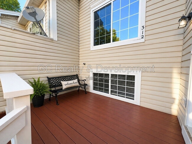 Building Photo - 312 Fieldstone Ct