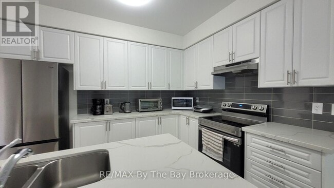 Building Photo - 172 Rosanne Cir