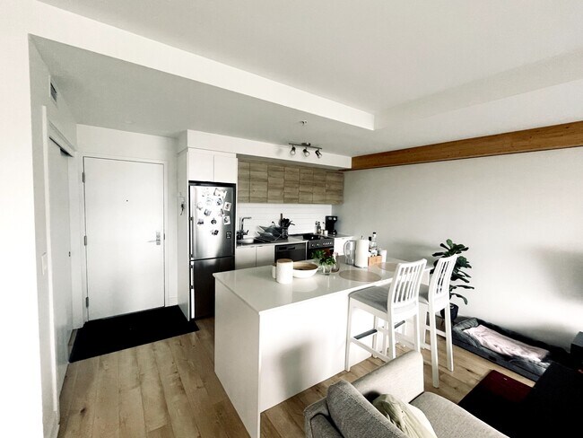 Building Photo - 295 Rue De La Montagne