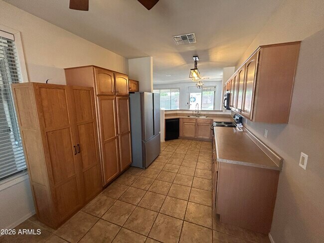Foto del edificio - 1676 S 159th Ave