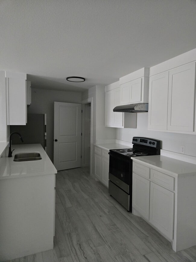Building Photo - Empire Apartments