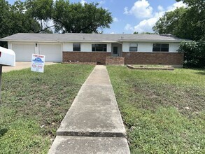 Building Photo - 601 Sutton Dr