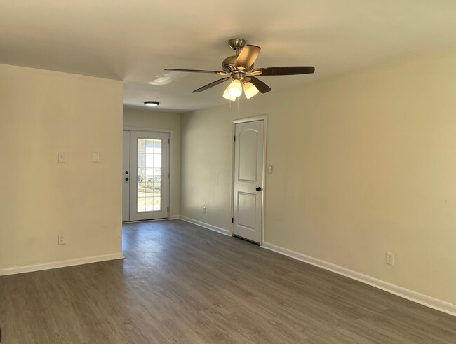 Foto del edificio - Remodeled 4 Bed/2 Bath Ranch Home!