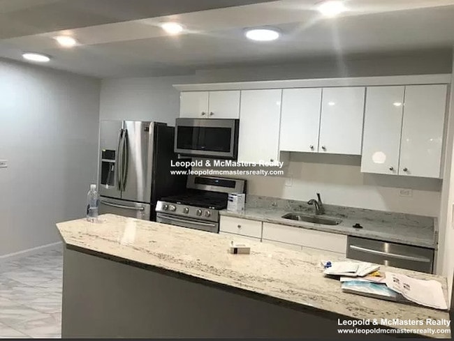 Building Photo - 2 Hawthorne Pl