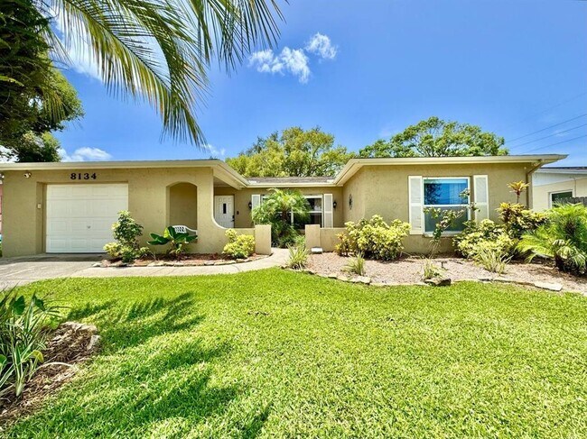 Foto del edificio - 8134 Winthrop Dr