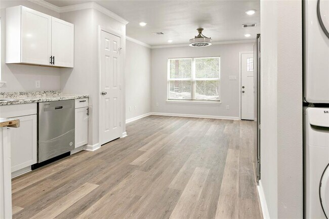 Building Photo - 28402 Champion Oaks Dr