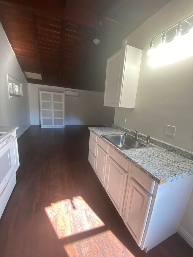 Building Photo - 8830 Fabienne Way