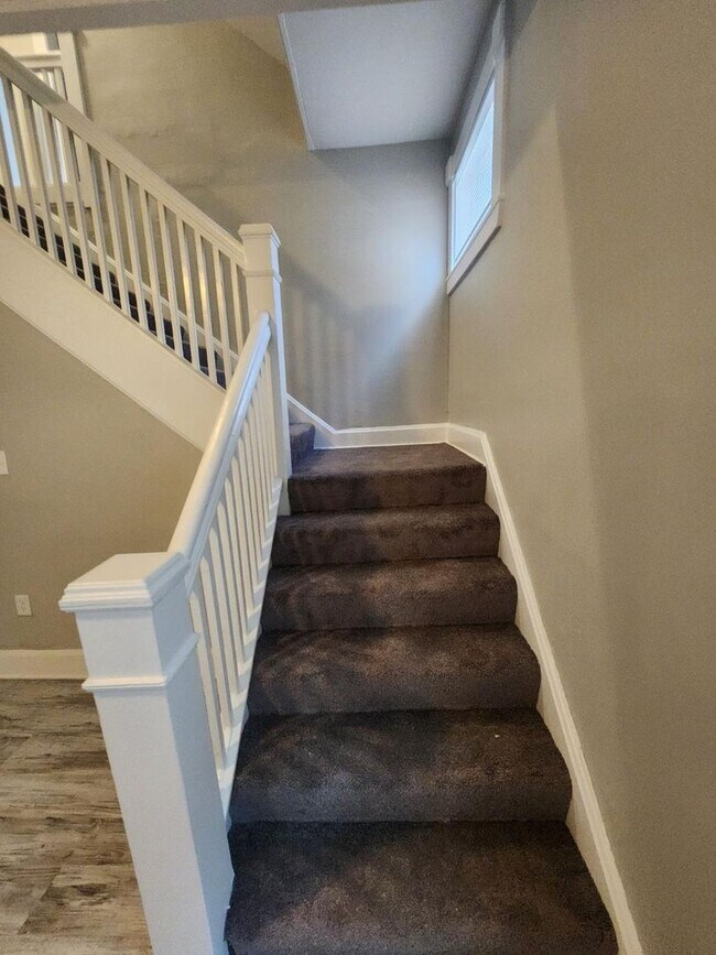 Building Photo - Spacious 3 Bedroom Duplex Near 10th and Sh...