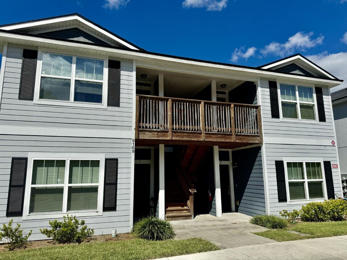 Primary Photo - Large 2/2 Apartment Available for Rent